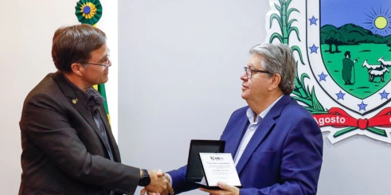 João Azevêdo recebe reconhecimento do Conselho Regional de Contabilidade por fomento ao empreendedorismo