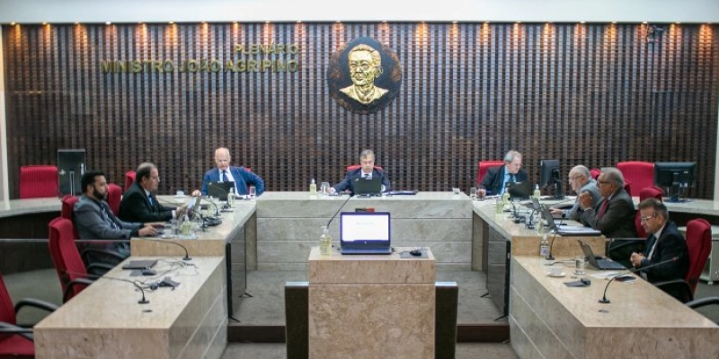 TCE aprova concessão da Medalha Cunha Pedrosa ao deputado Hugo Motta e ao artista Flávio Tavares