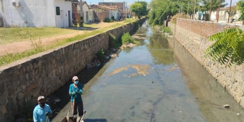 SEINFRA de Sousa intensifica serviço de limpeza do Canal do Estreito