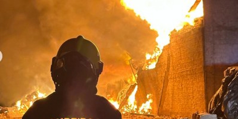 Bombeiros combatem grande incêndio em empresa na cidade de Sousa