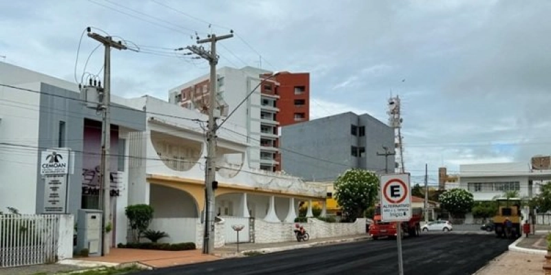 Prefeitura de Sousa realiza serviço de asfaltamento em rua no centro da Cidade
