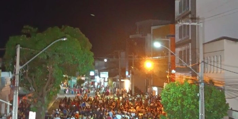 Multidão participa do Bloco das Virgens Jurássicas com animação do cantor Ramon Schnayder