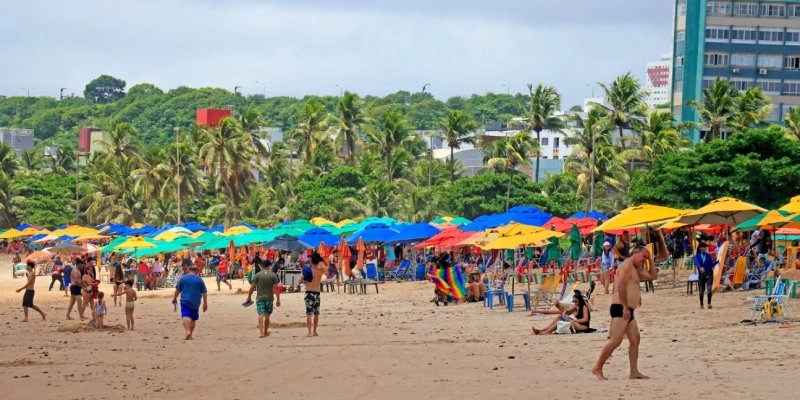 Turistas lotam as praias e elogiam as belezas naturais, tranquilidade e segurança de João Pessoa