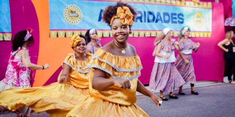 Escolas de samba, tribos indígenas e clubes de frevo conquistam público na segunda noite do evento