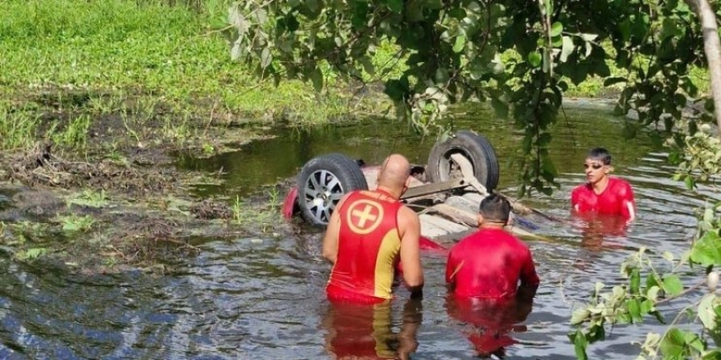 Homem morre após capotamento e carro submergir em manancial na PB-073