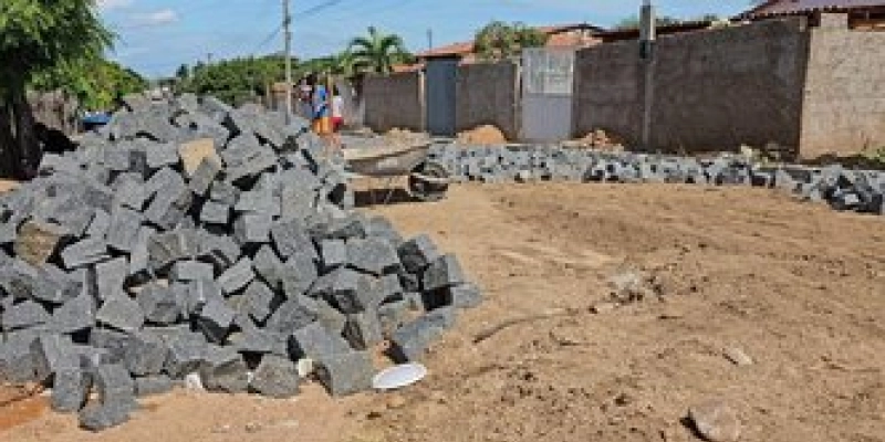 Obras de pavimentação avançam e beneficiam moradores do Assentamento Acauã, em Aparecida