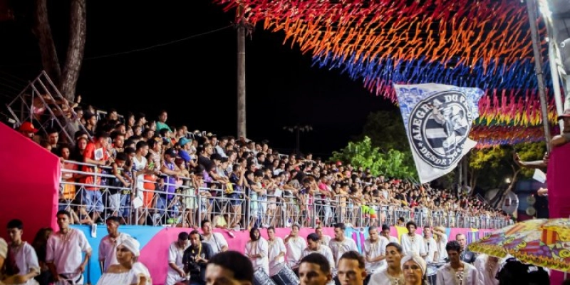 Público aplaude última noite de desfiles e se prepara para anúncio das campeãs em João Pessoa