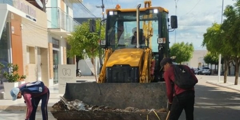 Secretaria de Infraestrutura continua com trabalho de limpeza nas ruas de Sousa