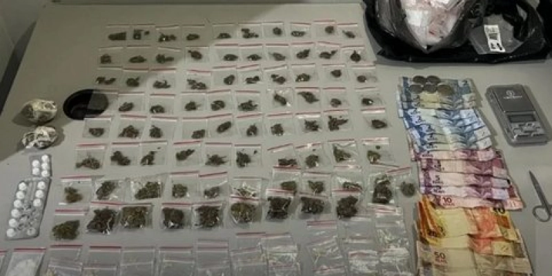 Polícia Militar desarticula ponto de venda de drogas e prende em flagrante integrante de facção criminosa