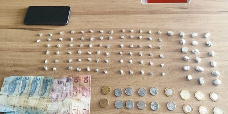 Homem tenta fugir pulando muros, mas é preso com drogas em Sousa