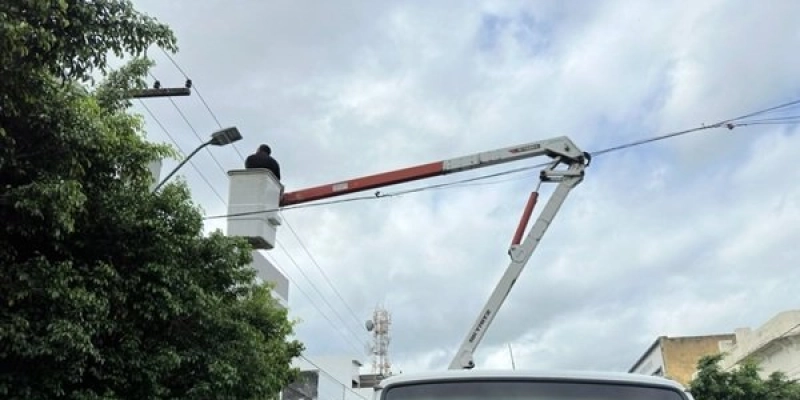 Prefeitura de Sousa intensifica serviço de reposição de lâmpadas
