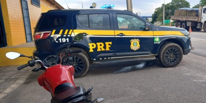 PRF na Paraíba recupera motocicleta furtada e prende foragido da Justiça por posse de arma de fogo
