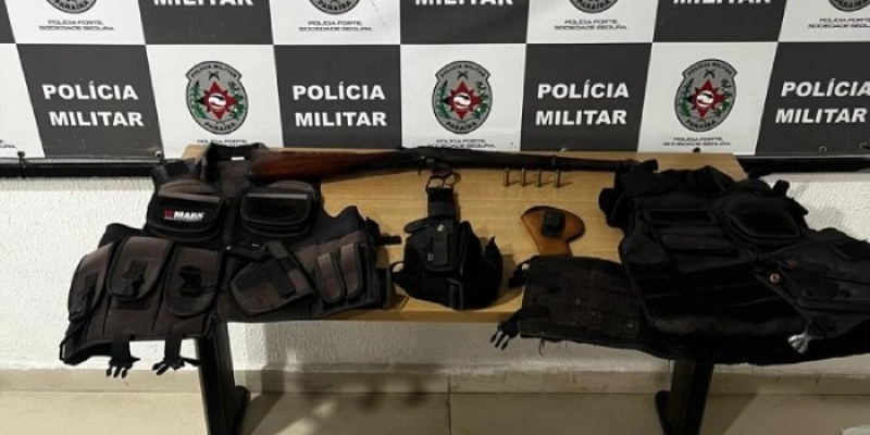 Durante reforço das rondas em condomínio, PM apreende arma e capas de coletes balísticos em JP
