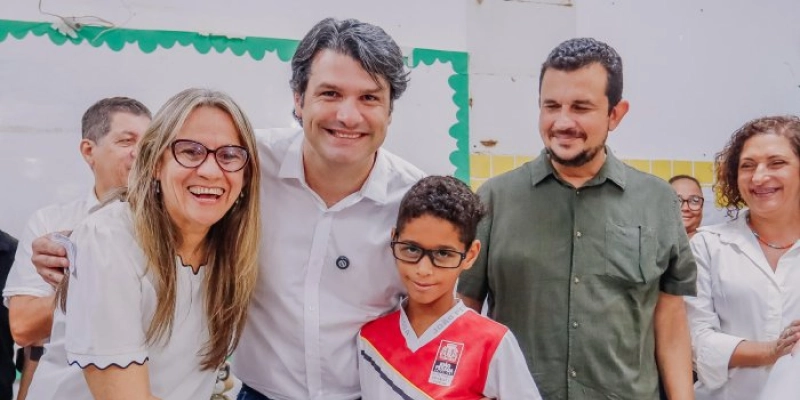 Leo Bezerra entrega óculos para alunos da Escola Dom Marcelo Carvalheira e destaca política inclusiva na educação municipal