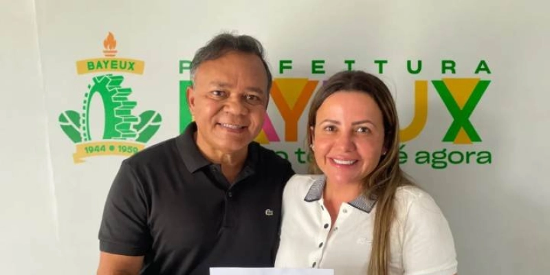 Sindicato denuncia atraso em reajustes e nomeações; MP pede multa contra a prefeita de Bayeux que  tirou férias