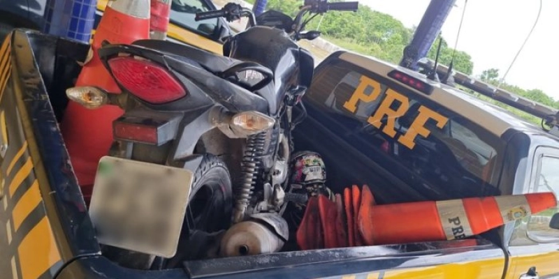PRF recupera moto roubada/furtada, flagra condutores embriagados e prende foragido da Justiça