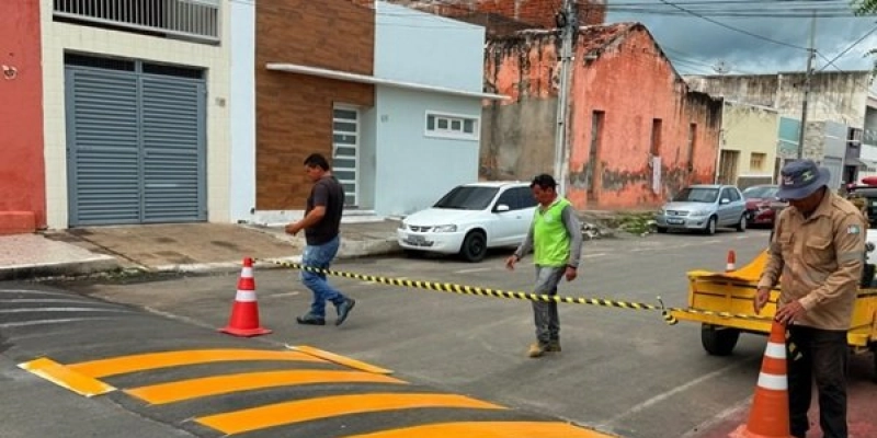 Para oferecer mais segurança no trânsito, Prefeitura de Sousa realiza trabalho de lombadas
