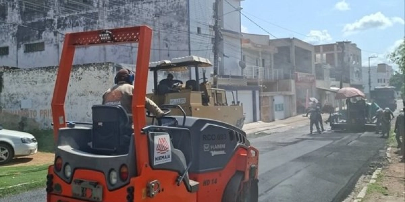 Prefeitura realiza serviço de requalificação de rua que interliga vários bairros de Sousa