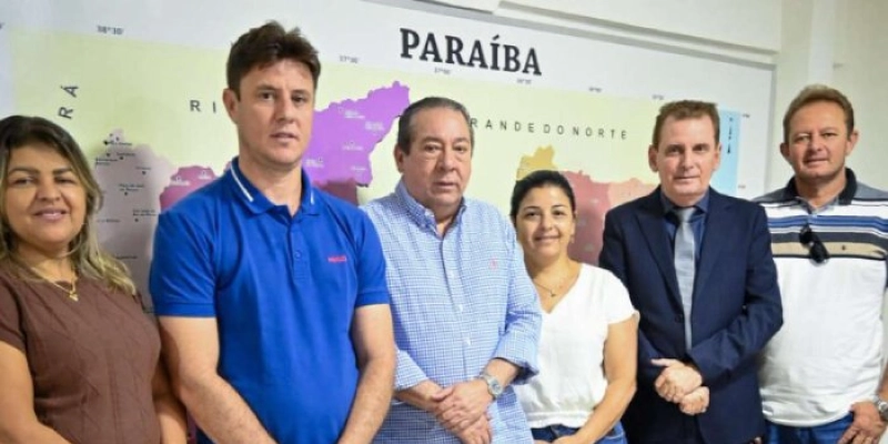 Chico Mendes ao lado do prefeito de Areia de Baraúnas participa de audiência com o Chefe de Gabinete estadual
