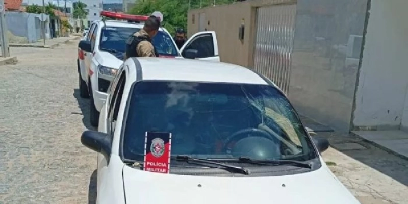 Veículo roubado é apreendido, e condutora é presa durante blitz, no Sertão