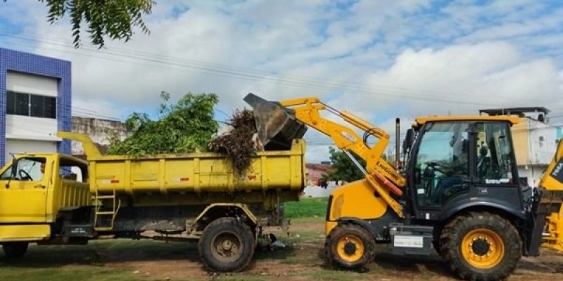 SEINFRA realiza ação de limpeza no bairro Jardim Iracema, em Sousa