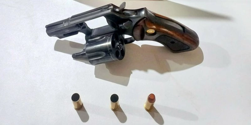 Homem é flagrado com arma de fogo na cintura no Centro de São Bento; polícia agiu rápido e prendeu o individuo