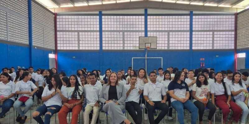 Promotora ministra palestra para estudantes de Capim de Mamanguape