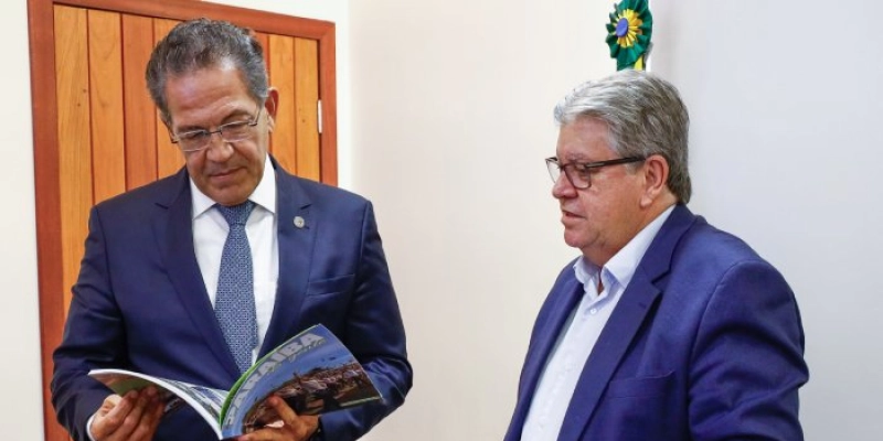 João Azevêdo recebe visita de cortesia de ministro do STJ, Mauro Campbell