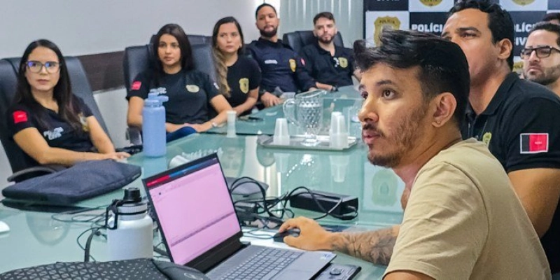 Policiais civis participam de treinamento nas investigações que localizam celulares roubados