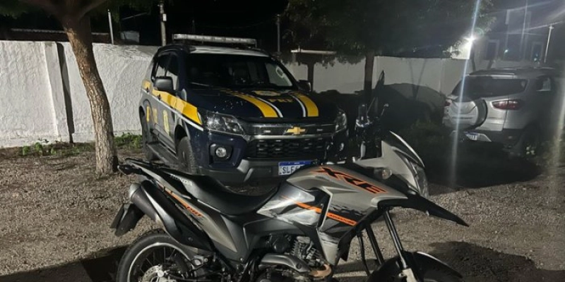 PRF na Paraíba recupera duas motocicletas furtadas e tira drogas de circulação
