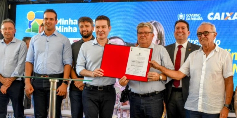 João Azevêdo e ministro Jader Filho entregam unidades habitacionais e autorizam construção de novas moradias em municípios da Paraíba
