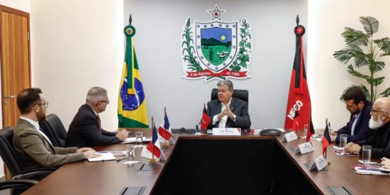 João Azevêdo apresenta potencialidades da Paraíba e trata de parcerias na Educação e Cultura em reunião com cônsul da França