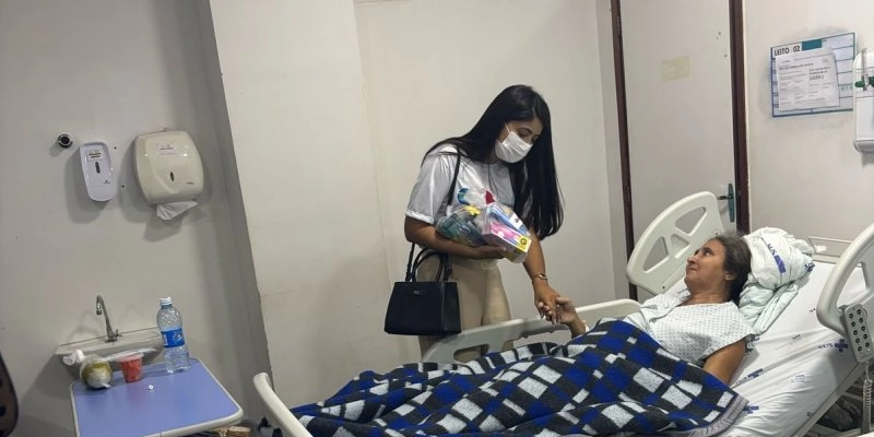 Pacientes do Hospital do Bem recebem doação de kits de higiene e momento musical