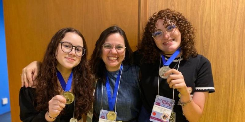 Equipe da Escola SESI conquista dois prêmios de destaque em evento de cultura científica da USP