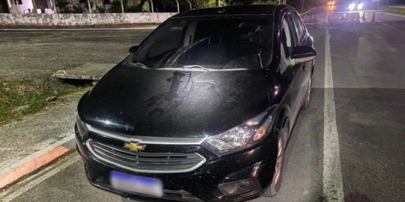 PRF apreende automóvel adulterado, flagra mercadoria sem nota fiscal e detém indivíduo após perseguição