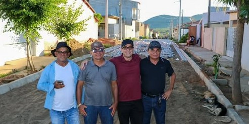 Gervásio Maia visita obras de pavimentação no bairro Canaã, em Jericó