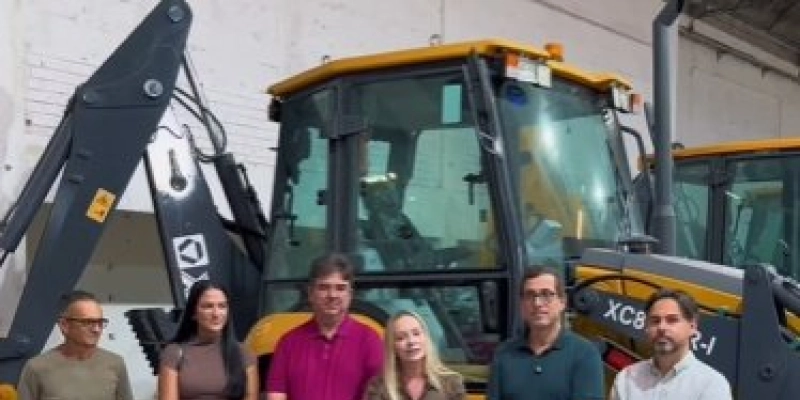 Gervásio Maia fortalece infraestrutura em São Bentinho com entrega de retroescavadeira