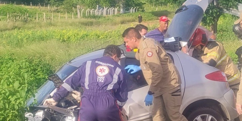 Colisão entre dois carros deixa homem ferido na BR-230, em Sousa; imagens