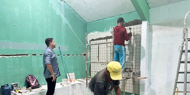 Prefeitura de Sousa inicia trabalho de modernização do vestiário dos árbitros no Estádio Marizão