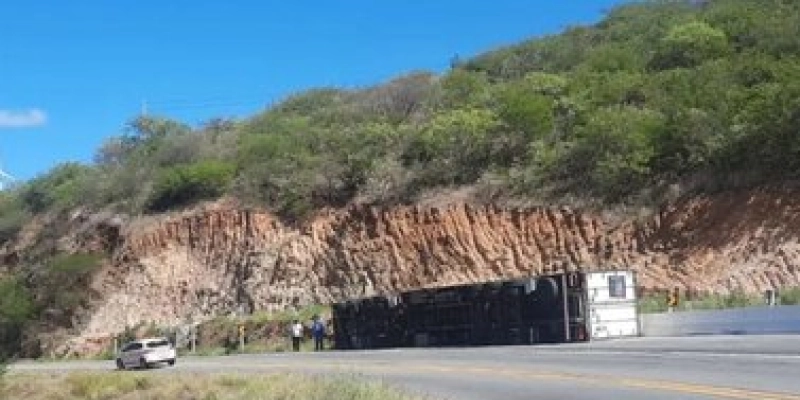 Motorista perde controle e carreta tomba na BR-230, no Sertão