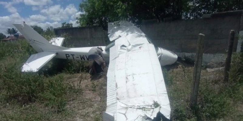 Falha no motor causa queda de avião de instrução na PB; ocupantes estão estáveis