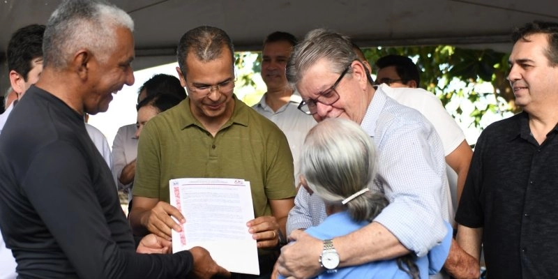 João Azevêdo entrega escrituras de Comunidade de Pescadores da Praia da Penha e destaca conquista histórica das famílias  