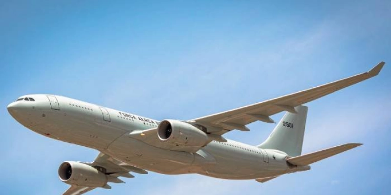 Avião com 96 brasileiros deportados dos EUA chega ao Brasil