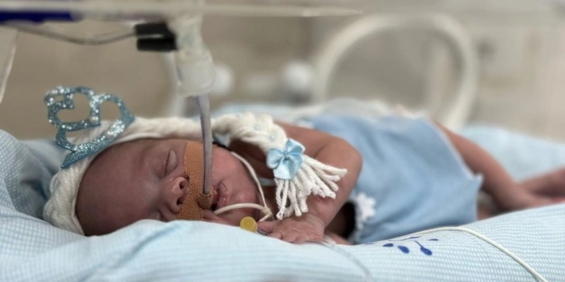 Bebê nascida com 25 semanas de gestação recebe alta da Maternidade Frei Damião 