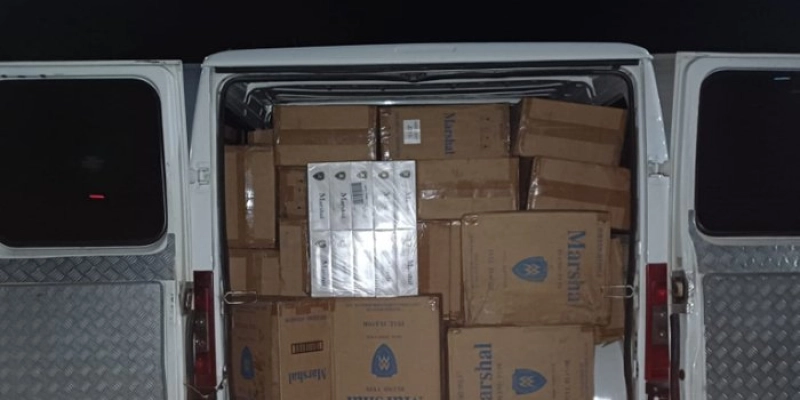 PRF tira de circulação moto adulterada, flagra mercadoria sem nota fiscal e apreende mais de 38 mil maços de cigarro contrabandeados