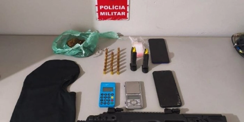 Acusado que já tinha passagem por homicídio é preso novamente com arma e carro roubado