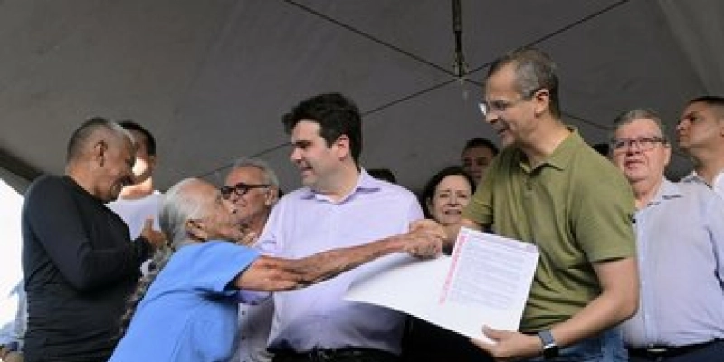 “A pesca é dignidade”: diz Jutay na entrega de escrituras a famílias da Praia da Penha