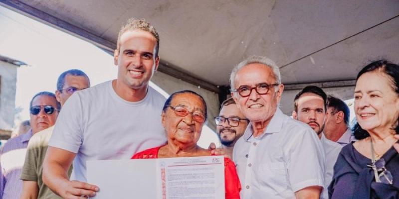 Cícero Lucena celebra entrega de escrituras definitivas às famílias da Comunidade da Praia da Penha
