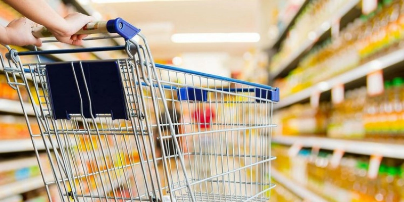 Inflação muda rotina e abala governo: 58% dos brasileiros reduzem compra de comida