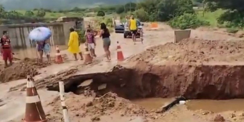 Chuva forte rompe estrada em Engenheiro Ávidos e isola acesso a Cajazeiras